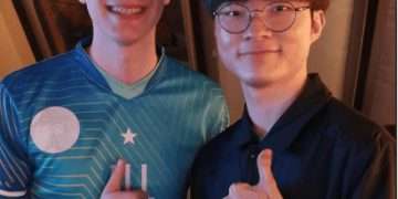 League of Legends: Jankos is happy to have his picture taken with Faker 3