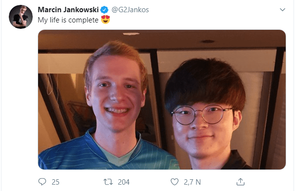 League of Legends: Jankos is happy to have his picture taken with Faker 17