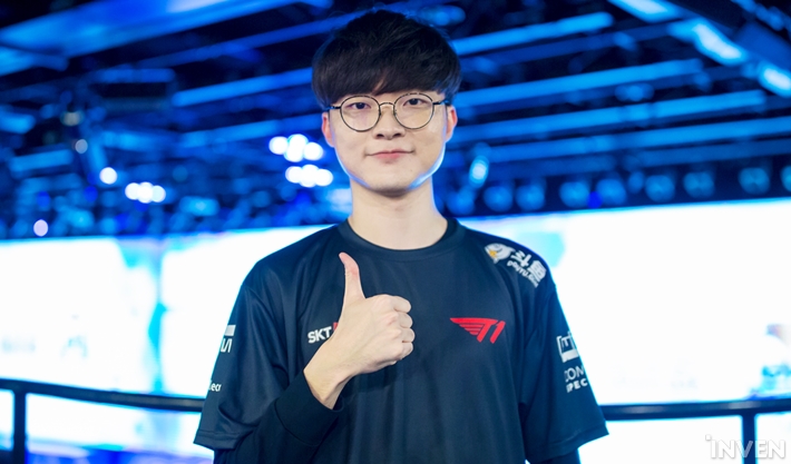 League of Legends: T1 calls for fan' support to help Faker winning the Esports Personality of The Year 3