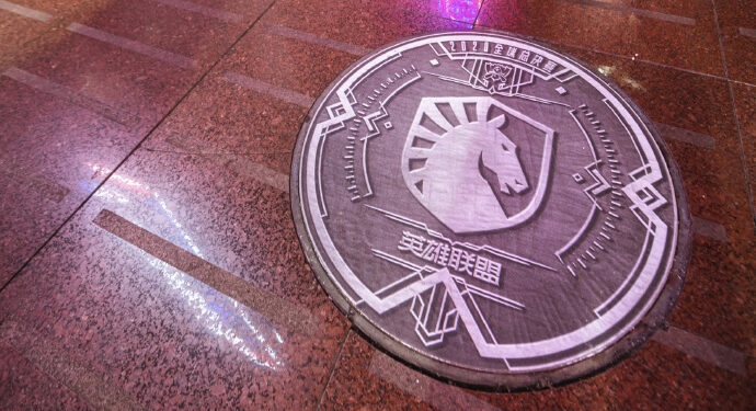 Worlds 2020 teams' logos on the manhole covers of Shanghai streets 1