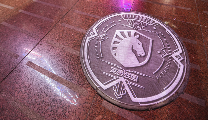 Worlds 2020 teams' logos on the manhole covers of Shanghai streets 13