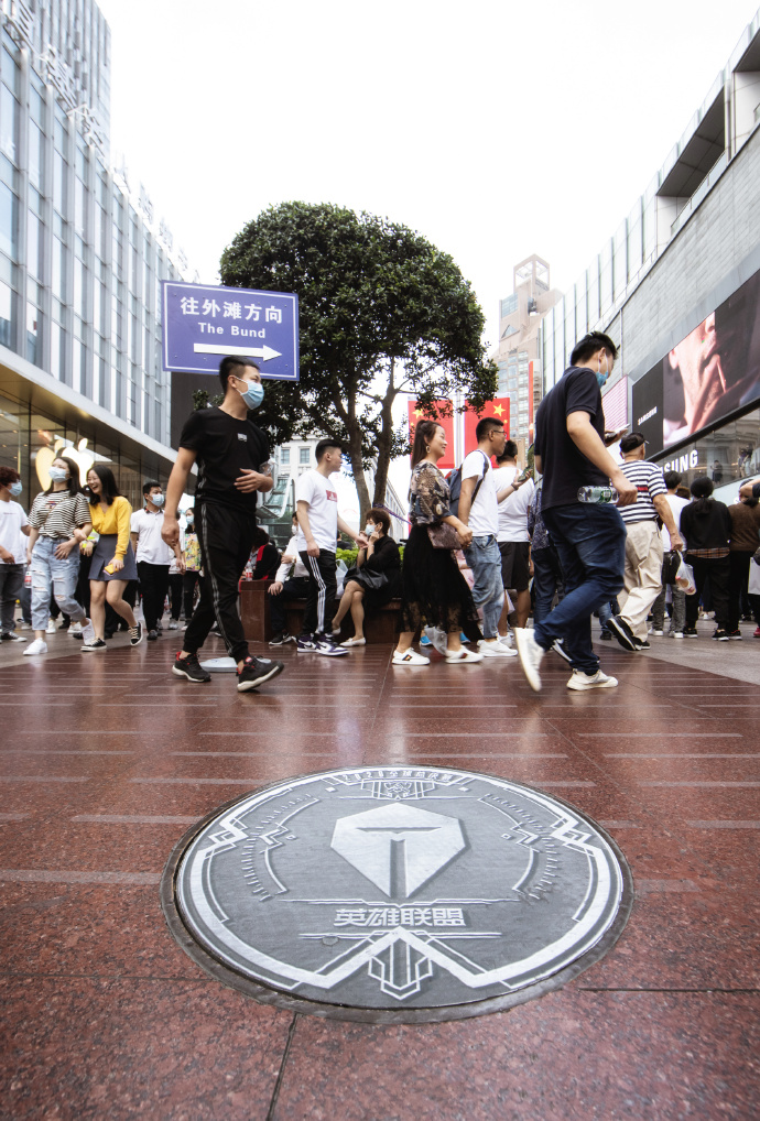Worlds 2020 teams' logos on the manhole covers of Shanghai streets 2