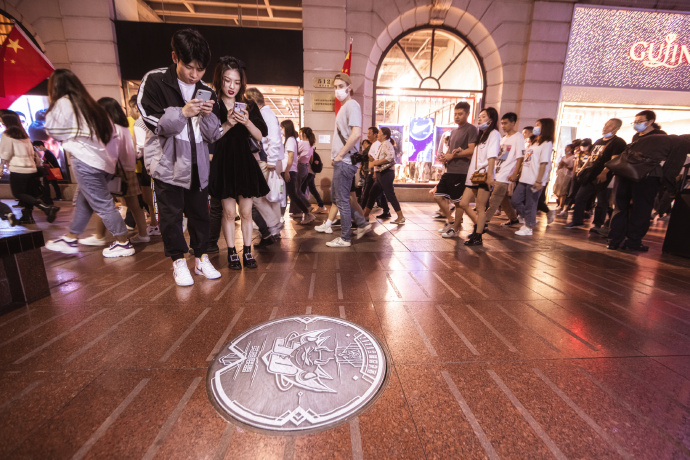 Worlds 2020 teams' logos on the manhole covers of Shanghai streets 2