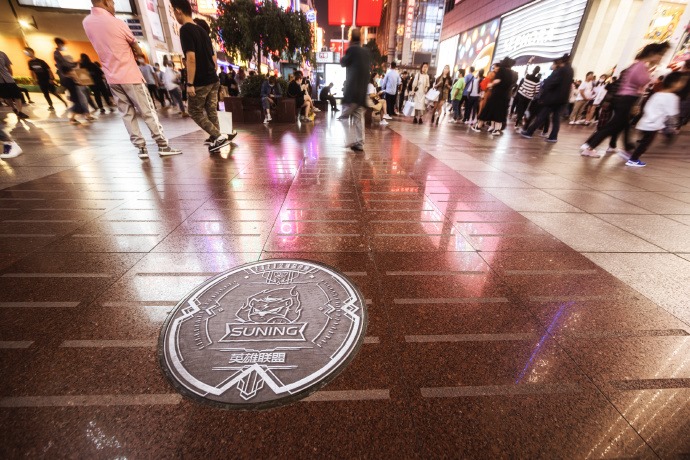 Worlds 2020 teams' logos on the manhole covers of Shanghai streets 3