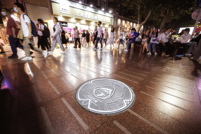 Worlds 2020 teams' logos on the manhole covers of Shanghai streets 9