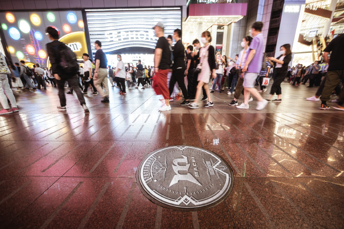 Worlds 2020 teams' logos on the manhole covers of Shanghai streets 10