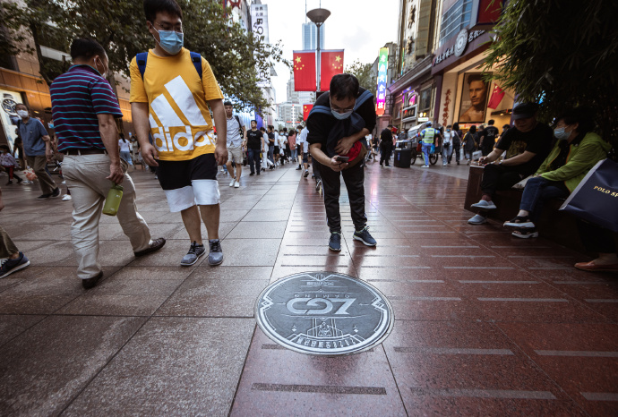 Worlds 2020 teams' logos on the manhole covers of Shanghai streets 5