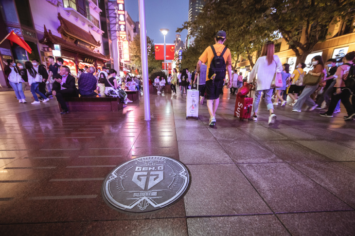 Worlds 2020 teams' logos on the manhole covers of Shanghai streets 12