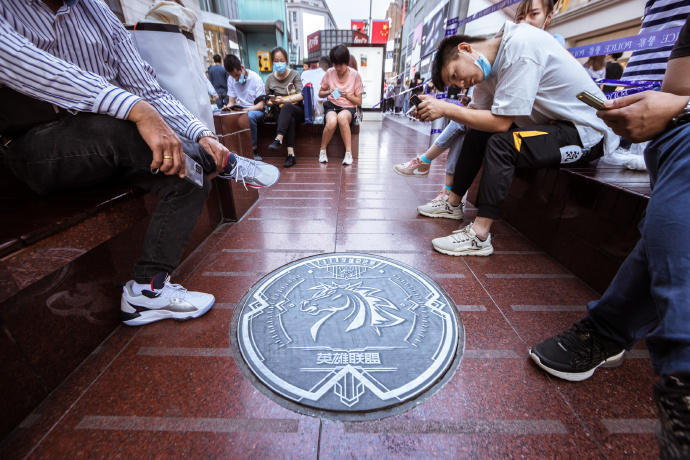Worlds 2020 teams' logos on the manhole covers of Shanghai streets 14