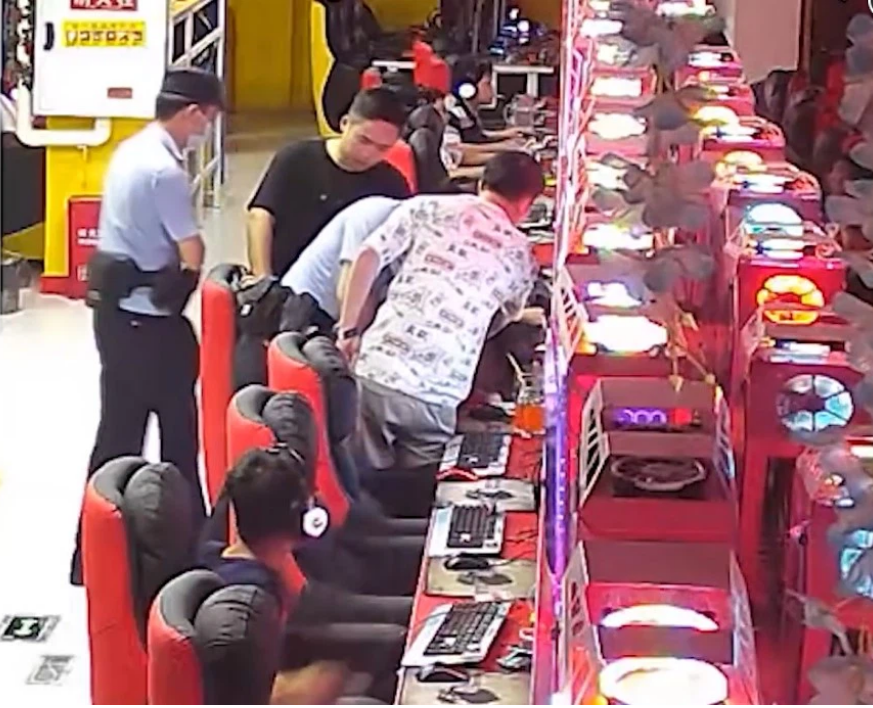 An off-duty policeman accidentally arrested a criminal while playing LoL at an internet café 3