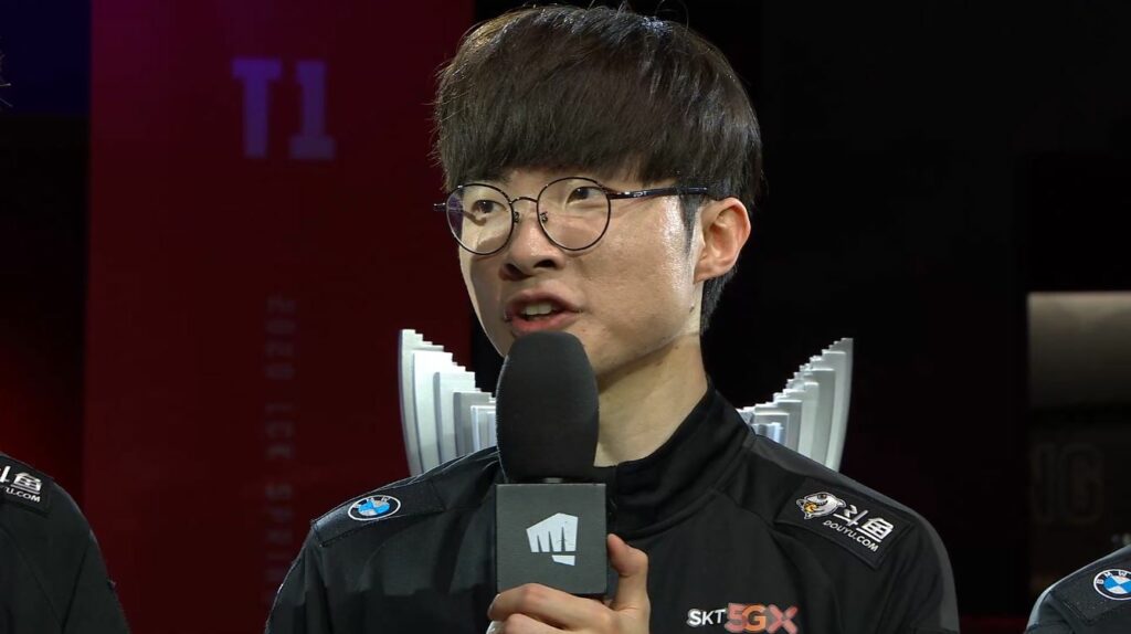 Faker explains the risk of talking during pause time at an LCK match 1