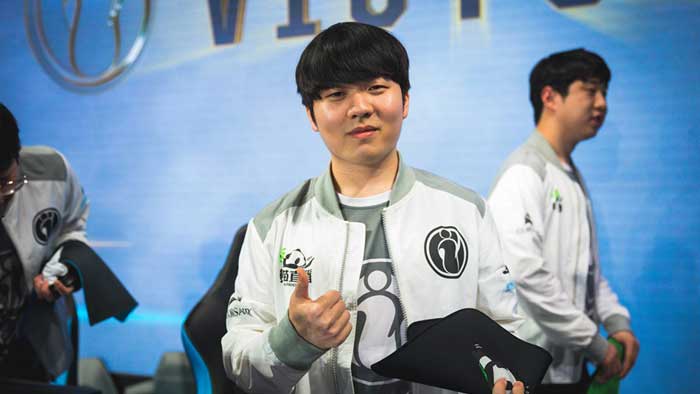 iG Rookie reviews Vex: "I can play this champ with one hand" 2