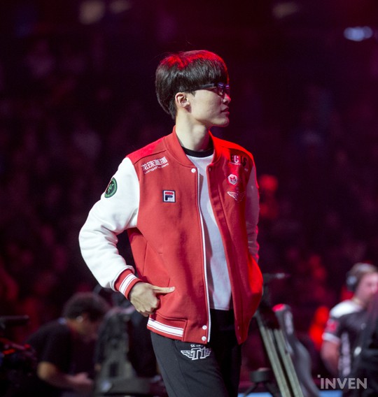 T1 announced their Official Worlds jersey, fans strongly criticized 2