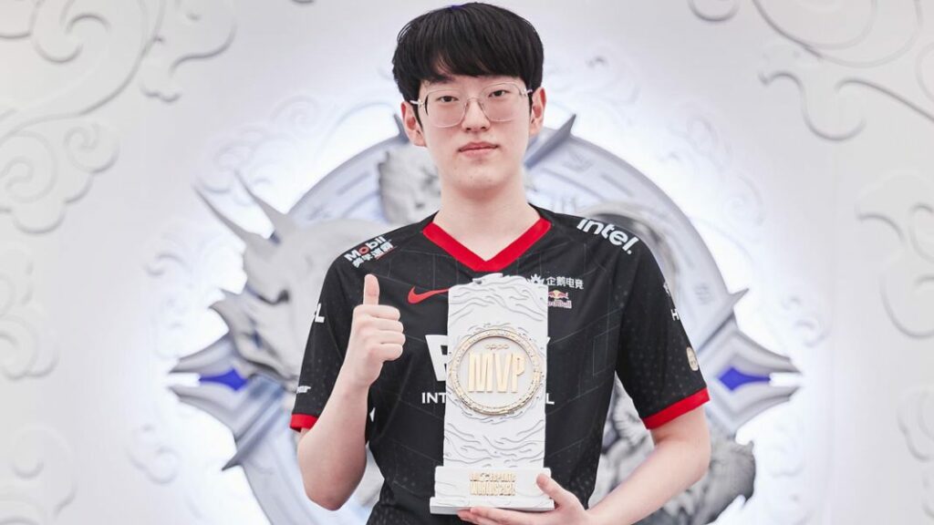 EDG Scout fulfills his revenge for Faker with the victory over DK at Worlds Final 1