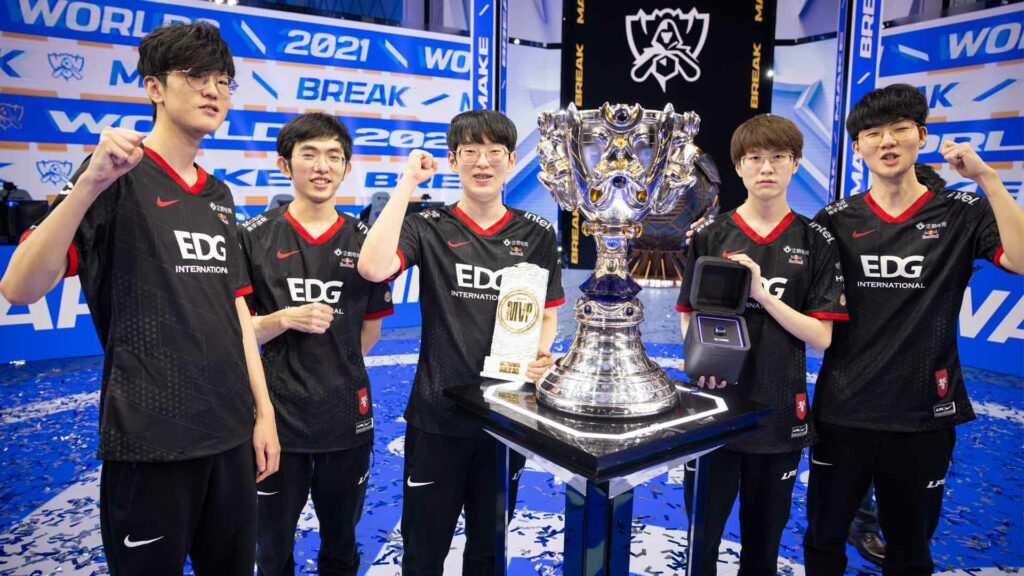 Edward Gaming will receive Worlds 2021 Championship rings live on LPL stream 2