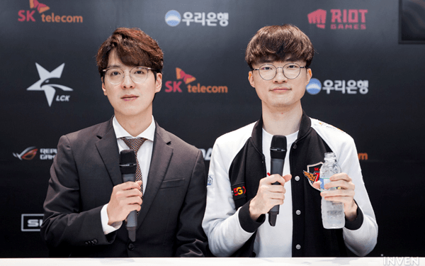 A wholesome backstage moment between Faker and kkOma after their  #Worlds2021 Semifinal _ #faker #kkoma #worlds #leagueoflegends #esports…