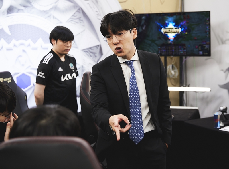 Coach kkOma has purposely resigned from his position as head coach of Korea's LoL team at the Asian Games 2022 2
